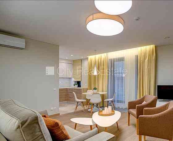 Новостройка, благоустроенная озеленённая территория, подъездная дорога покрыта Rīga