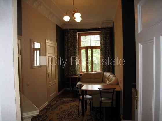 Фасадный дом, реновированный дом, вход с улицы, лифт, лестничная клетка после Рига