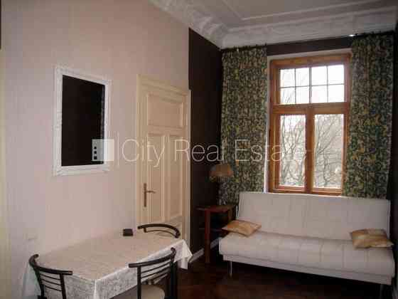 Фасадный дом, реновированный дом, вход с улицы, лифт, лестничная клетка после Рига