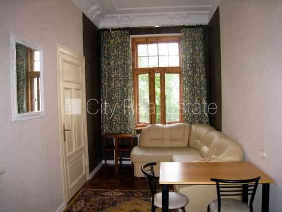 Фасадный дом, реновированный дом, вход с улицы, лифт, лестничная клетка после Рига