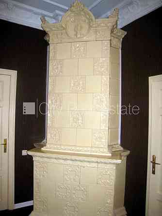 Фасадный дом, реновированный дом, вход с улицы, лифт, лестничная клетка после Рига