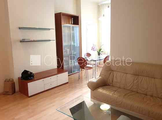 Дом во дворе, реновированный дом, благоустроенный озеленённый двор, закрытый Рига