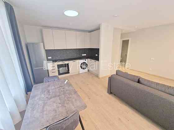 Фасадный дом, реновированный дом, закрытый двор, территория обнесена забором, Рига