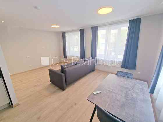 Фасадный дом, реновированный дом, закрытый двор, территория обнесена забором, Рига