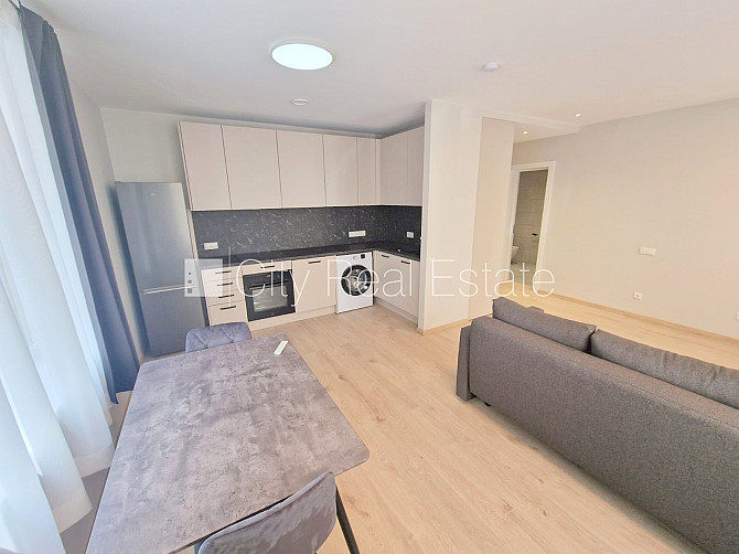 Фасадный дом, реновированный дом, закрытый двор, территория обнесена забором, Рига - изображение 2