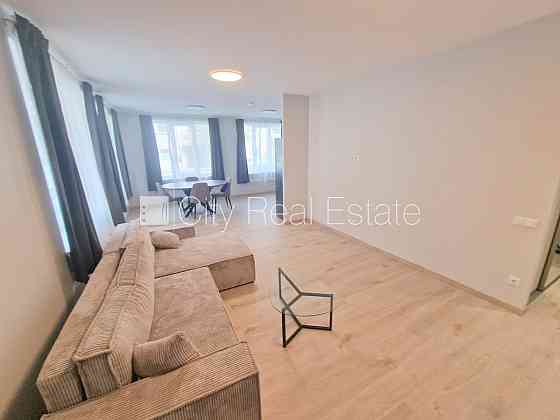 Фасадный дом, реновированный дом, закрытый двор, территория обнесена забором, Рига