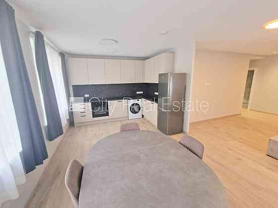 Фасадный дом, реновированный дом, закрытый двор, территория обнесена забором, Рига