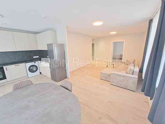 Фасадный дом, реновированный дом, закрытый двор, территория обнесена забором, Рига