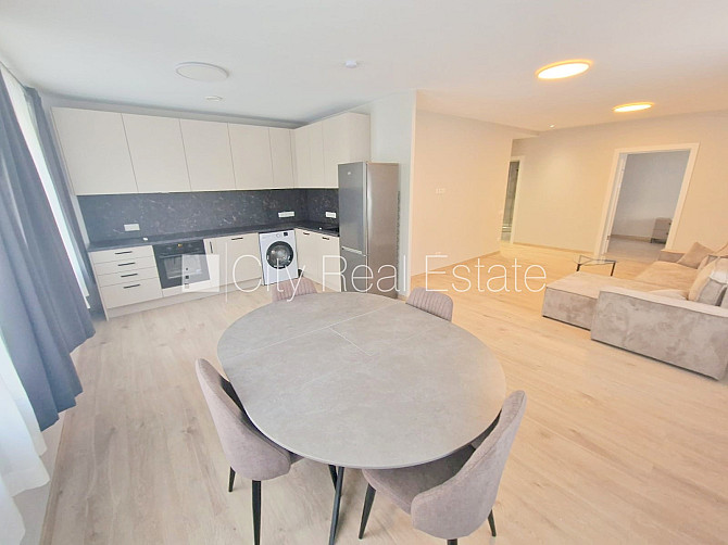 Фасадный дом, реновированный дом, закрытый двор, территория обнесена забором, Рига - изображение 1