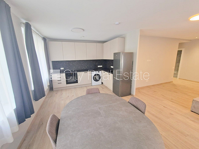 Фасадный дом, реновированный дом, закрытый двор, территория обнесена забором, Рига - изображение 4