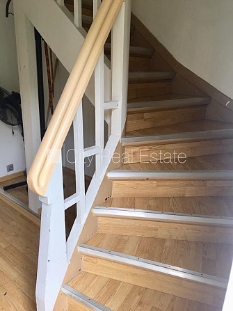 Благоустроенный озеленённый двор, территория обнесена деревянным забором, гараж Юрмала - изображение 12