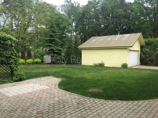 Благоустроенный озеленённый двор, территория обнесена деревянным забором, гараж Юрмала - изображение 14