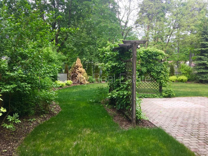 Благоустроенный озеленённый двор, территория обнесена деревянным забором, гараж Юрмала - изображение 16