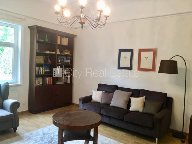 Благоустроенный озеленённый двор, территория обнесена деревянным забором, гараж Юрмала - изображение 3