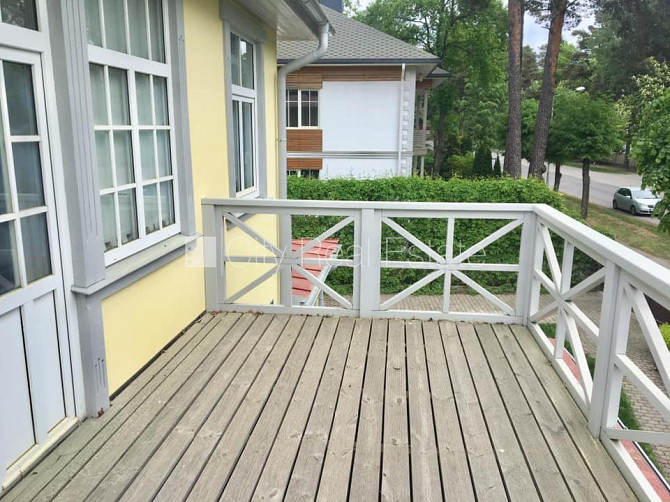 Благоустроенный озеленённый двор, территория обнесена деревянным забором, гараж Юрмала - изображение 13