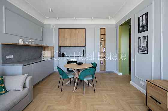 Фасадный дом, благоустроенная озеленённая территория, место для машины, вход со Rīga