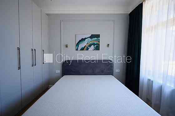 Фасадный дом, благоустроенная озеленённая территория, место для машины, вход со Rīga