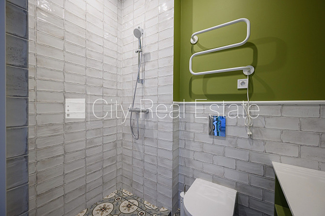 Фасадный дом, благоустроенная озеленённая территория, место для машины, вход со Рига - изображение 9