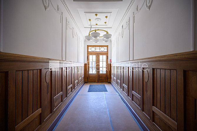 Фасадный дом, благоустроенная озеленённая территория, место для машины, вход со Рига - изображение 11