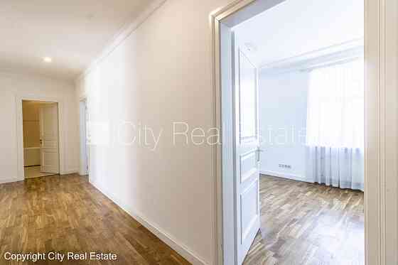 Земля в собственности, панельный дом, благоустроенная озеленённая территория, Цесис и Цесисский край