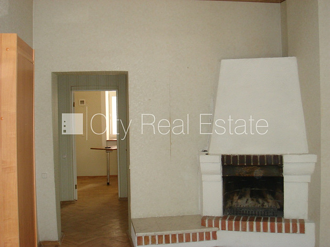 Fasādes māja, ieeja no pagalma, kāpņu telpa pēc kosmētiskā remonta, logi vērsti mājas Rīga - foto 8