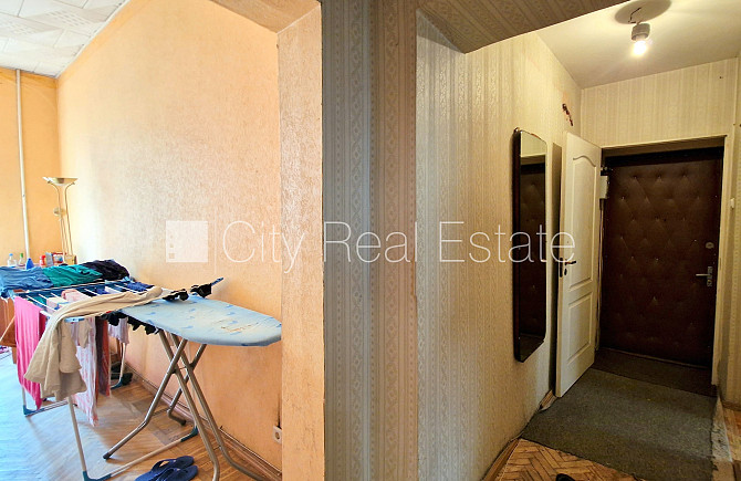 Fasādes māja, ieeja no pagalma, kāpņu telpa pēc kosmētiskā remonta, logi vērsti mājas Rīga - foto 16