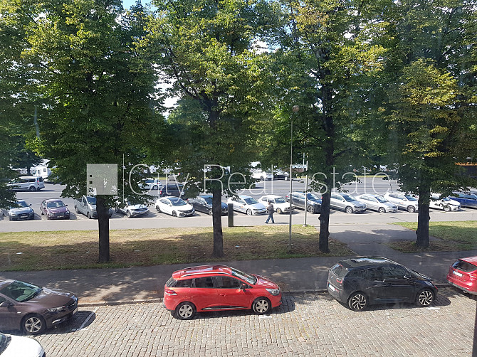 Fasādes māja, ieeja no pagalma, kāpņu telpa pēc kosmētiskā remonta, logi vērsti mājas Rīga - foto 4