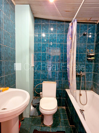 Fasādes māja, ieeja no pagalma, kāpņu telpa pēc kosmētiskā remonta, logi vērsti mājas Rīga - foto 14