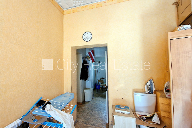 Fasādes māja, ieeja no pagalma, kāpņu telpa pēc kosmētiskā remonta, logi vērsti mājas Rīga - foto 9