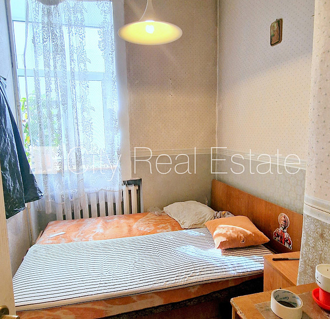 Fasādes māja, ieeja no pagalma, kāpņu telpa pēc kosmētiskā remonta, logi vērsti mājas Rīga - foto 18