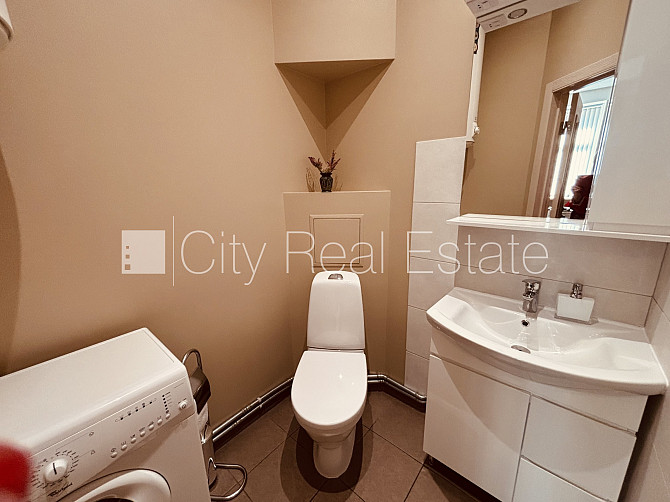 Земля в собственности, фасадный дом, закрытый двор, территория обнесена забором, Рига - изображение 11