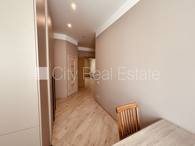 Земля в собственности, фасадный дом, закрытый двор, территория обнесена забором, Рига - изображение 5