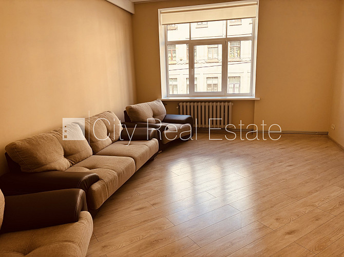 Земля в собственности, фасадный дом, закрытый двор, территория обнесена забором, Рига - изображение 3