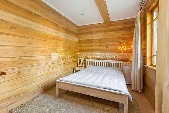 Дом во дворе, закрытый двор, вход с улицы, лестничная клетка после косметического Рига