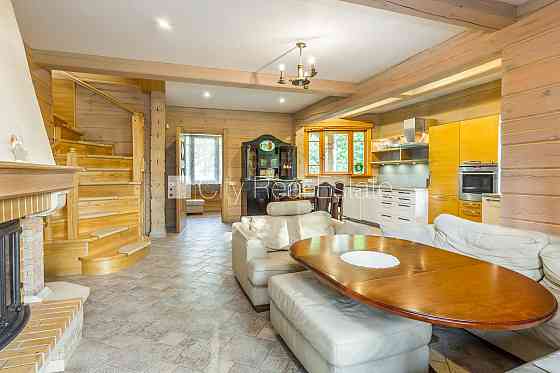 Дом во дворе, закрытый двор, вход с улицы, лестничная клетка после косметического Рига