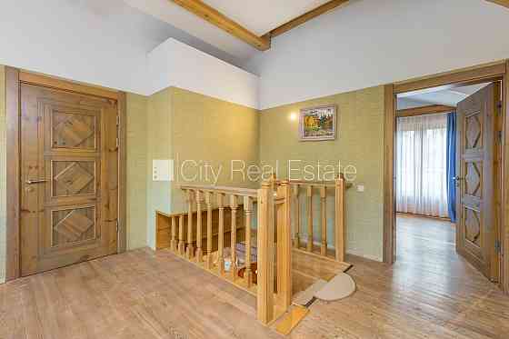 Дом во дворе, закрытый двор, вход с улицы, лестничная клетка после косметического Рига