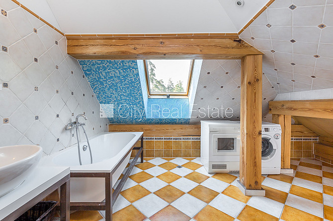 Дом во дворе, закрытый двор, вход с улицы, лестничная клетка после косметического Рига - изображение 7