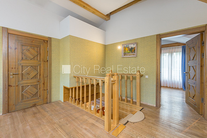 Дом во дворе, закрытый двор, вход с улицы, лестничная клетка после косметического Рига - изображение 4