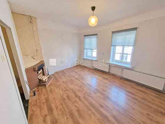 Фасадный дом, реновированный дом, закрытый двор, вход с улицы, лестничная клетка Rīga