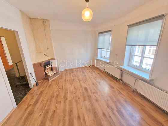 Фасадный дом, реновированный дом, закрытый двор, вход с улицы, лестничная клетка Rīga