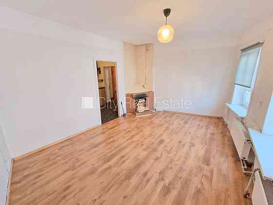 Фасадный дом, реновированный дом, закрытый двор, вход с улицы, лестничная клетка Rīga