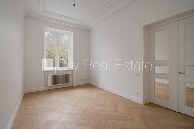 Фасадный дом, реновированный дом, благоустроенный озеленённый двор, вход с улицы, Рига - изображение 2