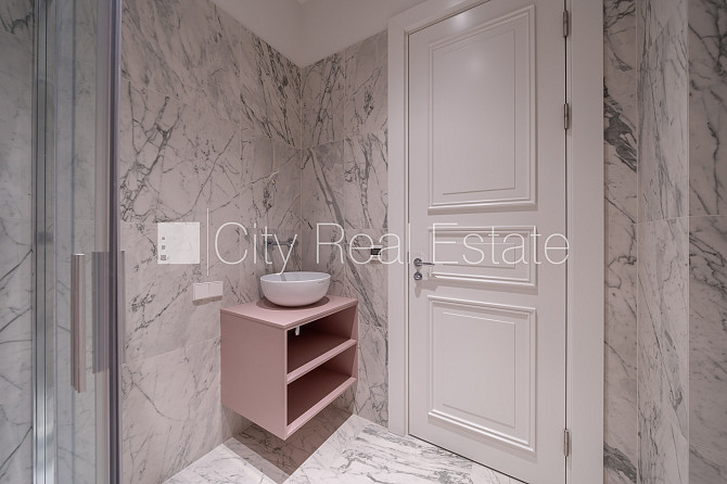 Фасадный дом, реновированный дом, благоустроенный озеленённый двор, вход с улицы, Рига - изображение 10