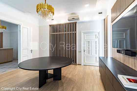 Дом во дворе, реновированный дом, вход со двора, терасса, окна выходят во двор, Рига