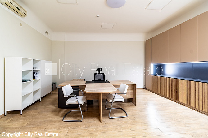 Дом во дворе, реновированный дом, вход со двора, терасса, окна выходят во двор, Рига - изображение 15