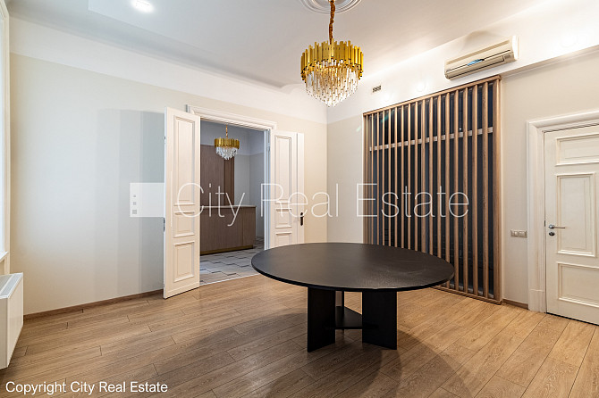 Дом во дворе, реновированный дом, вход со двора, терасса, окна выходят во двор, Рига - изображение 5