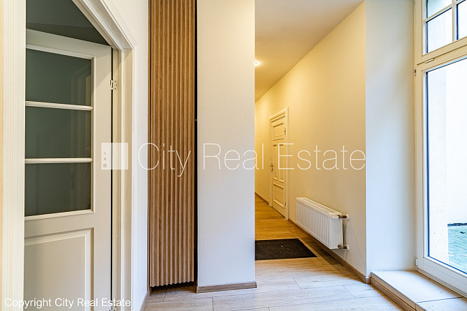 Дом во дворе, реновированный дом, вход со двора, терасса, окна выходят во двор, Рига - изображение 16