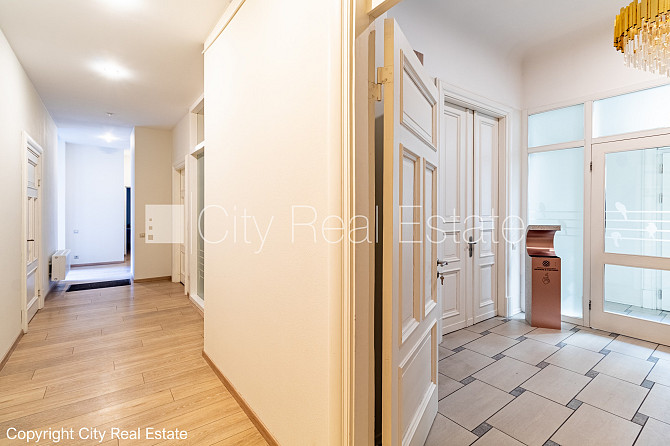 Дом во дворе, реновированный дом, вход со двора, терасса, окна выходят во двор, Рига - изображение 11