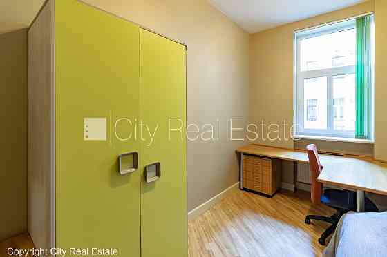 Фасадный дом, реновированный дом, вход с улицы, лестничная клетка после Рига