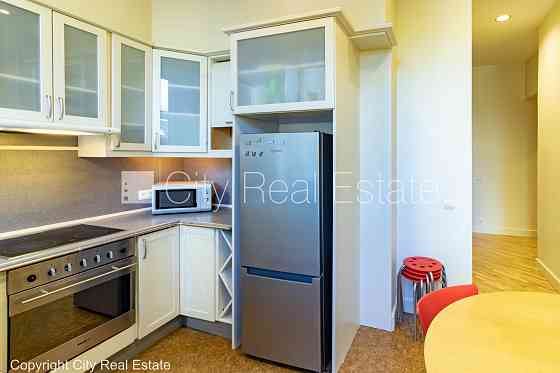 Фасадный дом, реновированный дом, вход с улицы, лестничная клетка после Рига